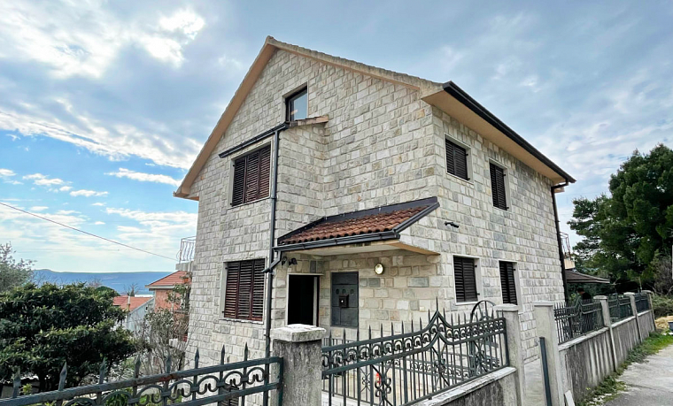 Güzel Tivat şehrinde geniş ve konforlu aile evi